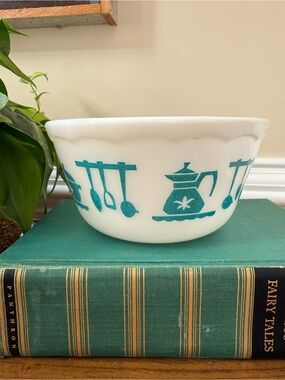 Vintage 1950s HAZEL ATLAS milk glass turquoise/white scallop edge mixing bowl